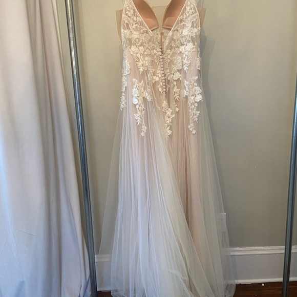 Essence of Australia Wedding Dress - Picture 2 of 8